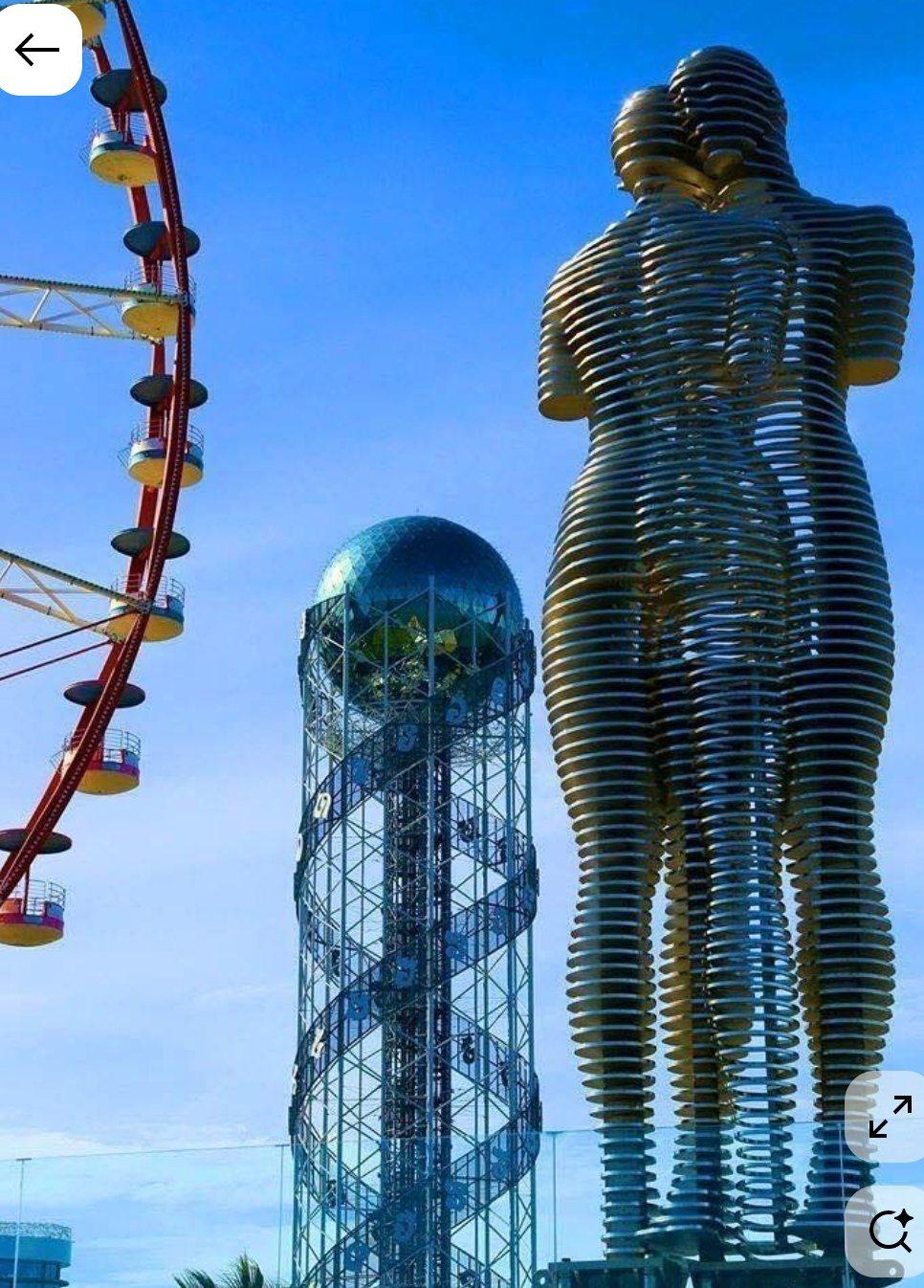 Le statue Ali e Nino sul lungomare di Batumi