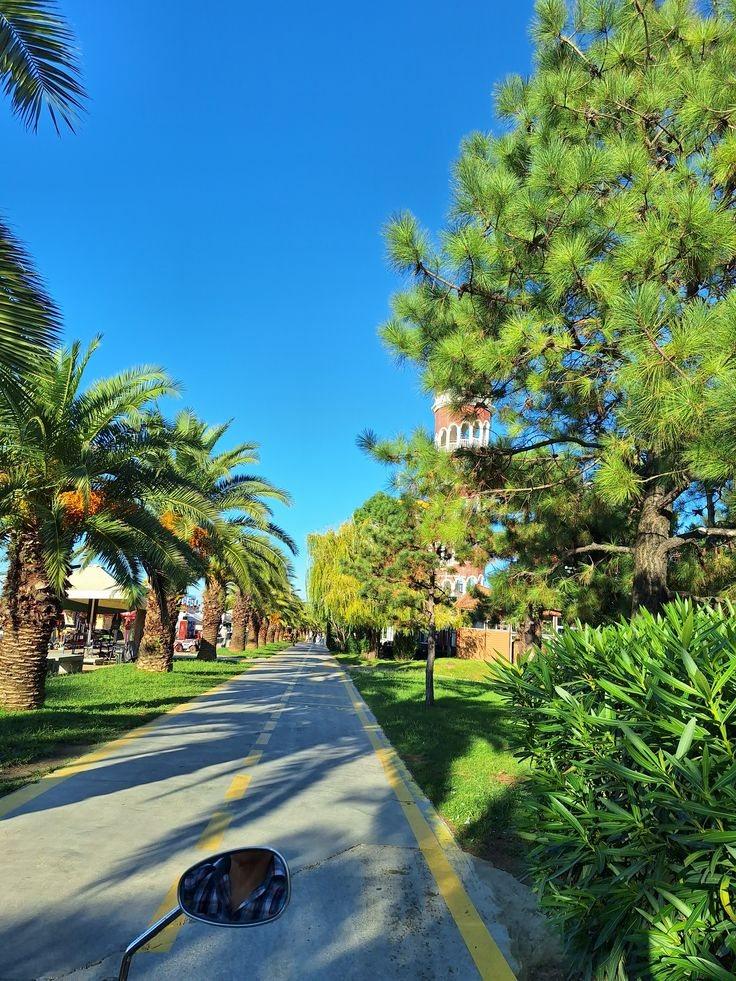 Il boulevard di Batumi con la Torre Alfabetica