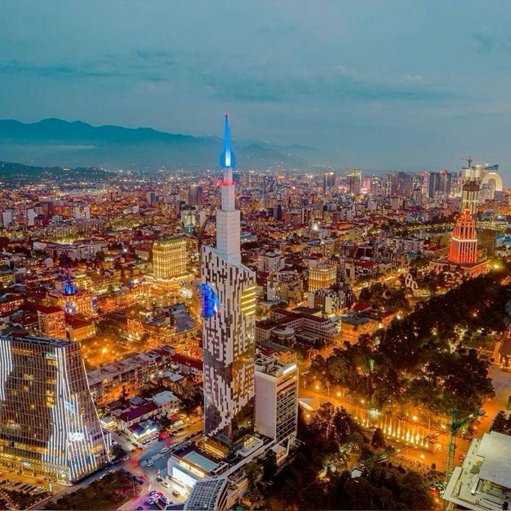 Lo skyline reale di Batumi illuminato di notte