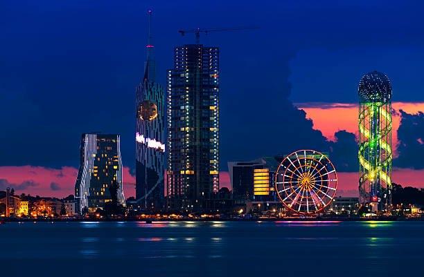 Lo skyline di Batumi al tramonto con la ruota panoramica